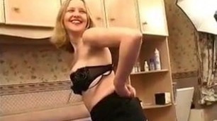 Amateur Hannah Harper spreading her pussy