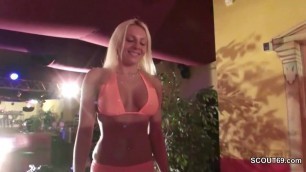 Strippern wird direkt im Club von 2 fremden Typen gefickt